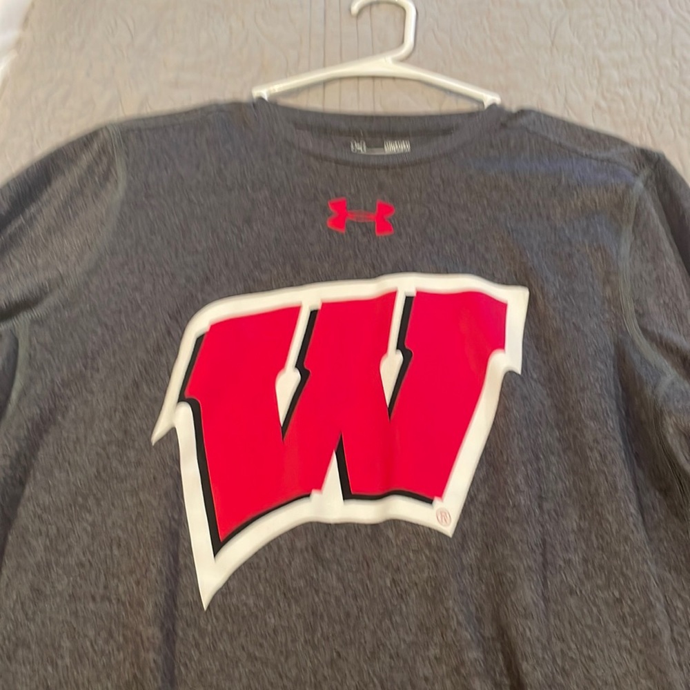 Men’s medium long sleeve Wisconsin under armor shirt